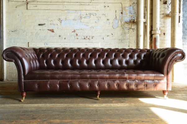 Sofa 4 místný nábytek Chesterfield, potah křesla nově z kůže a textilie.