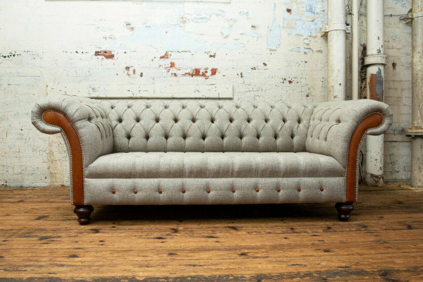 Šedá pohovka Chesterfield s třemi sedadly, designová pohovka, moderní třísedadlová.