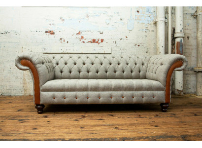 Šedá pohovka Chesterfield s třemi sedadly, designová pohovka, moderní třísedadlová.