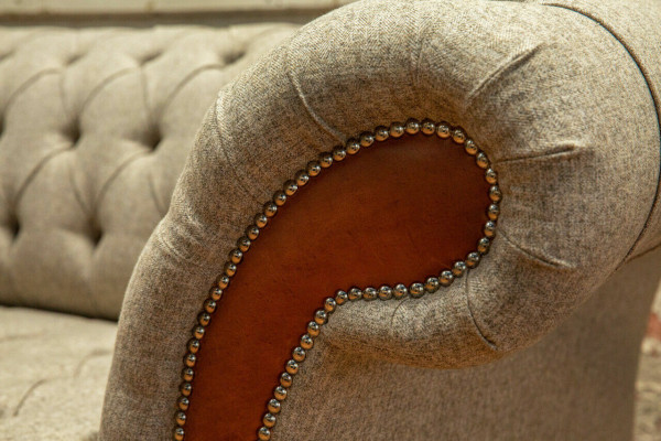 Šedá pohovka Chesterfield s třemi sedadly, designová pohovka, moderní třísedadlová.