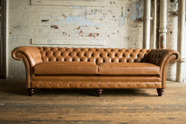 Hnědá pohovka Chesterfield Luxus 4-sedadlová sedačka čalouněná látkou.