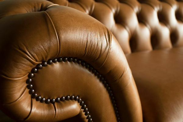 Hnědá pohovka Chesterfield Luxus 4-sedadlová sedačka čalouněná látkou.