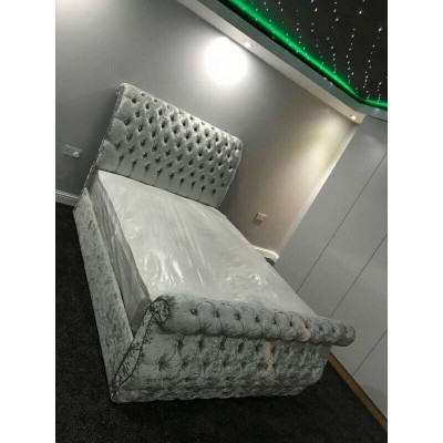 Sametová postel v designu Chesterfield s rámom postele v klasickém designu a novými polštáři.