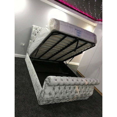 Sametová postel v designu Chesterfield s rámom postele v klasickém designu a novými polštáři.