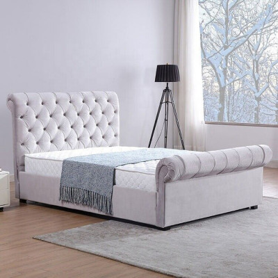 Klasická sametová textilní postel Dvoulůžkový hotelový pokoj s polstrovanými lůžky 180x200 cm.