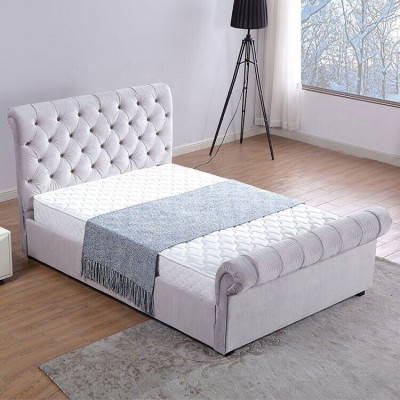 Klasická sametová textilní postel Dvoulůžkový hotelový pokoj s polstrovanými lůžky 180x200 cm.