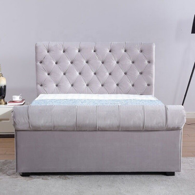 Klasická sametová textilní postel Dvoulůžkový hotelový pokoj s polstrovanými lůžky 180x200 cm.