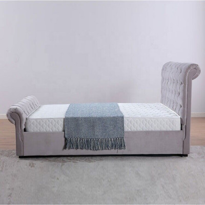 Klasická sametová textilní postel Dvoulůžkový hotelový pokoj s polstrovanými lůžky 180x200 cm.