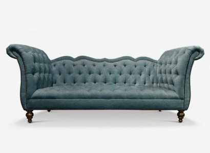 Anglická luxusní pohovka Chesterfield s pestrobarevným potahem v barvách tyrkysové modré a zelené.