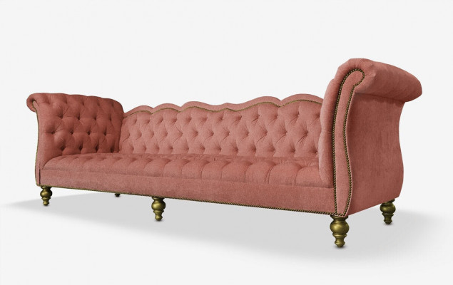 Anglická luxusní pohovka Chesterfield s pestrobarevným potahem v barvách tyrkysové modré a zelené.
