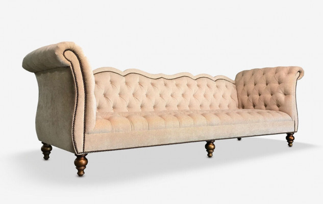Anglická luxusní pohovka Chesterfield s pestrobarevným potahem v barvách tyrkysové modré a zelené.