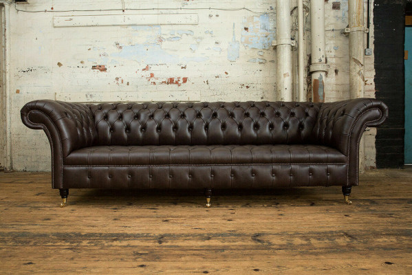 Hnědá pohovka Chesterfield s 4 polštáři, designový obývací pokoj pohovky