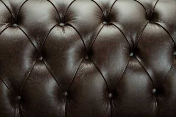 Hnědá pohovka Chesterfield s 4 polštáři, designový obývací pokoj pohovky