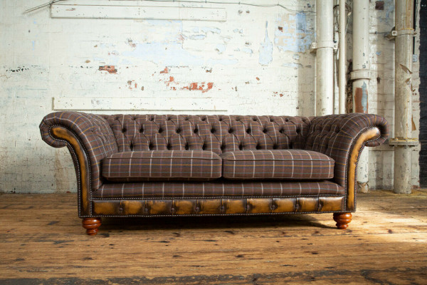 Klasická designerská hnědá pohovka s třemi sedadly v Chesterfieldském stylu, moderní gauč.