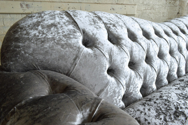Tradiční čtyřmístná pohovka Chesterfield ve šedém sametu a kůži s délkou 240 cm.