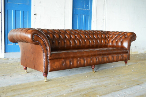 Chesterfield 4místná čalouněná pohovka v moderním stylu z kůže a látky.