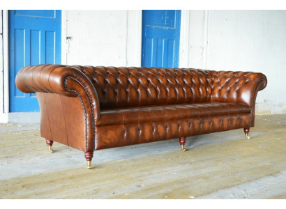 Chesterfield 4místná čalouněná pohovka v moderním stylu z kůže a látky.