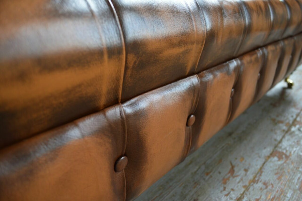 Chesterfield 4místná čalouněná pohovka v moderním stylu z kůže a látky.