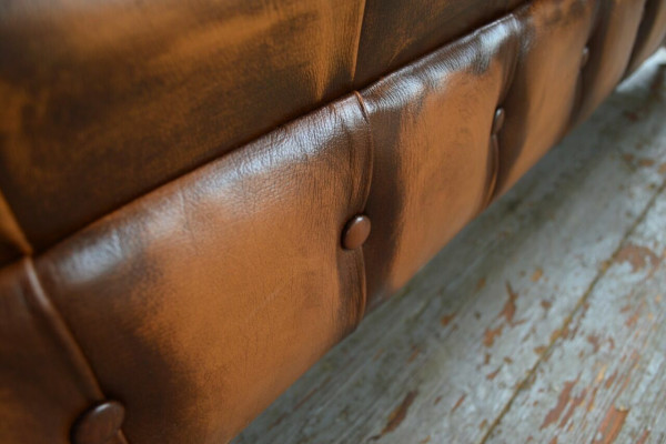 Chesterfield 4místná čalouněná pohovka v moderním stylu z kůže a látky.