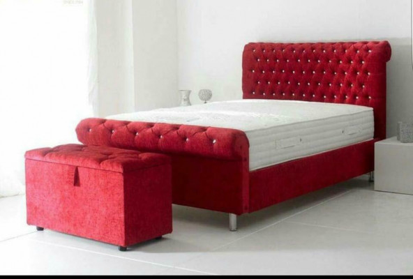 Chesterfield Hotel Dvoulůžková kožená postel s polštáři a luxusními matracemi o rozměrech 200x200cm.