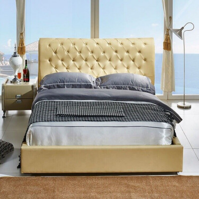 Bežová postel Chesterfield design ložnice Anglické postele textilní polstrování
