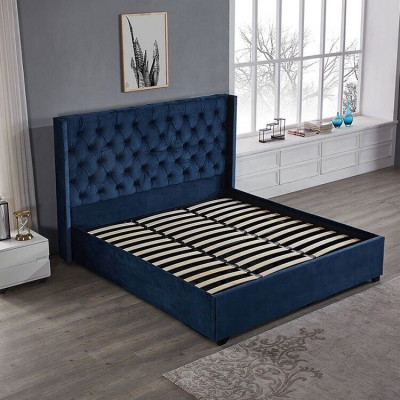 Královská modrá ložnice, polštář na postel, manželská postel, design Chesterfield.