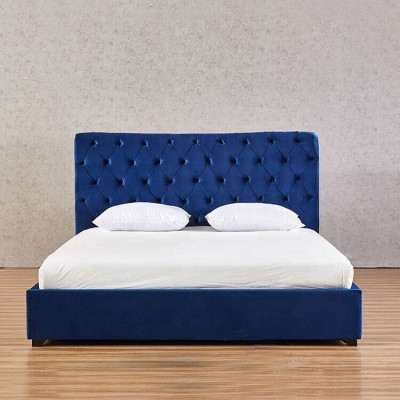 Modré lůžko Chesterfield pro manželskou postel, luxusní ložnice, čalounená postel.