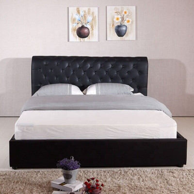 Černá luxusní manželská postel s designovým potahem Chesterfield.