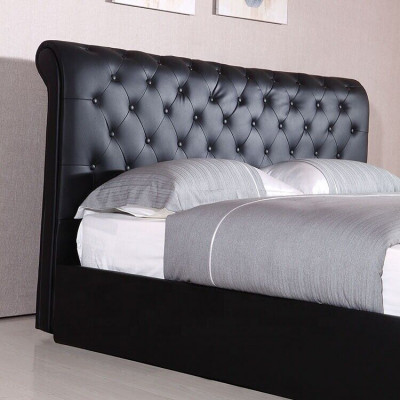 Černá luxusní manželská postel s designovým potahem Chesterfield.