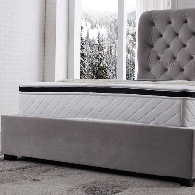 Luxusní šedá designová manželská postel s polstrováním.