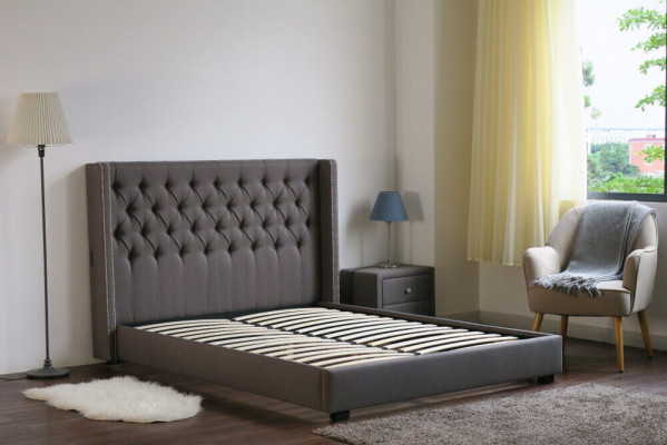 Velká šedá postel Chesterfield Royale Luxus.