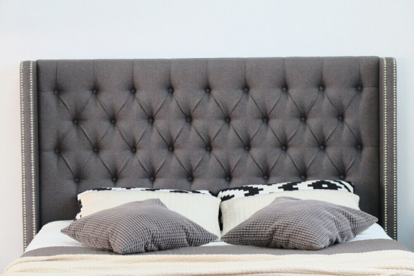 Velká šedá postel Chesterfield Royale Luxus.
