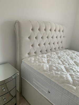 Velká béžová postel Chesterfield Doppelbett Luxus Moderne Betten