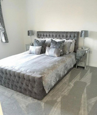 Šedá stylová postel Chesterfield ve dvojlůžku, designové postele do ložnice.