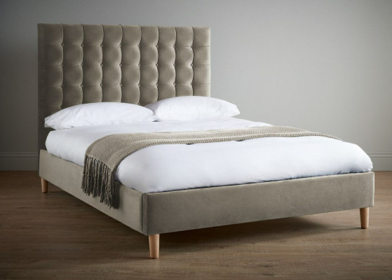 Šedá luxusní manželská postel Chesterfield s čalouněním do ložnice