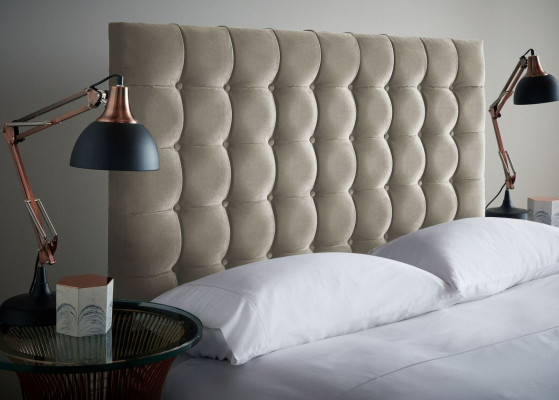 Šedá luxusní manželská postel Chesterfield s čalouněním do ložnice