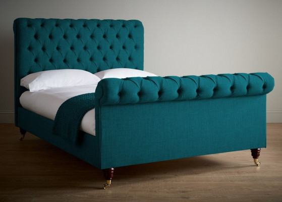 Azurová manželská postel Chesterfield od designéra v ložnici. Obkládací postele.
