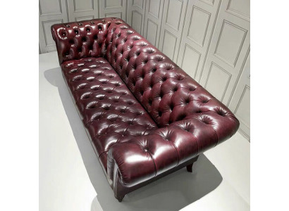 Chesterfield pohovka pro tři osoby, kožená pohovka hnědé barvy.