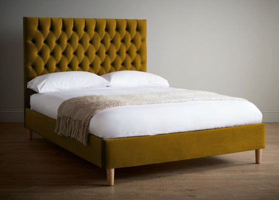 Hořčicová postel Chesterfield s vysokou hlavovou částí, designová postel