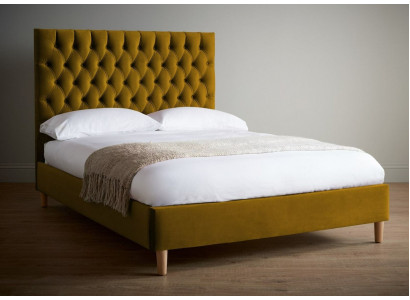 Hořčicová postel Chesterfield s vysokou hlavovou částí, designová postel