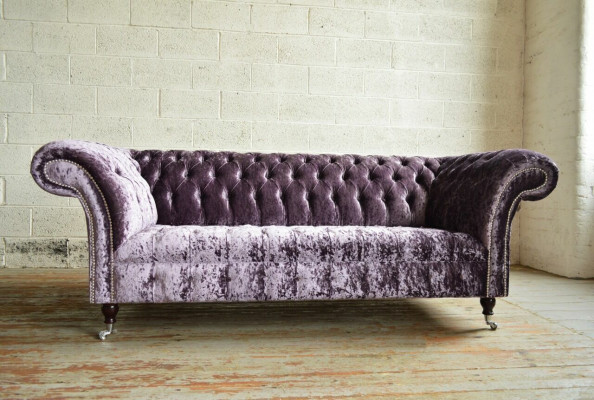 Elegantní fialová pohovka Chesterfield pro tři osoby pro luxusní obývací pokoj