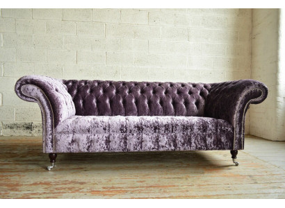 Elegantní fialová pohovka Chesterfield pro tři osoby pro luxusní obývací pokoj