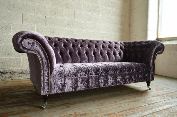 Elegantní fialová pohovka Chesterfield pro tři osoby pro luxusní obývací pokoj