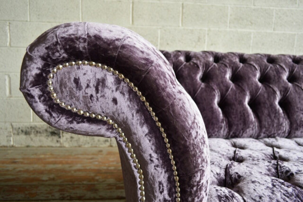 Elegantní fialová pohovka Chesterfield pro tři osoby pro luxusní obývací pokoj