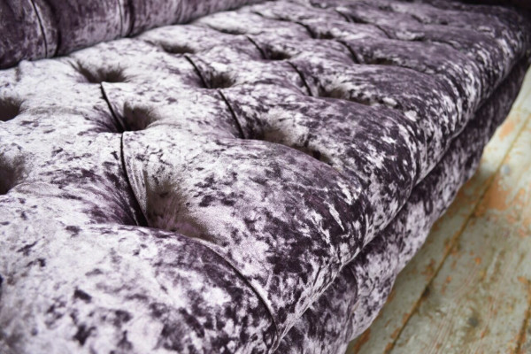 Elegantní fialová pohovka Chesterfield pro tři osoby pro luxusní obývací pokoj