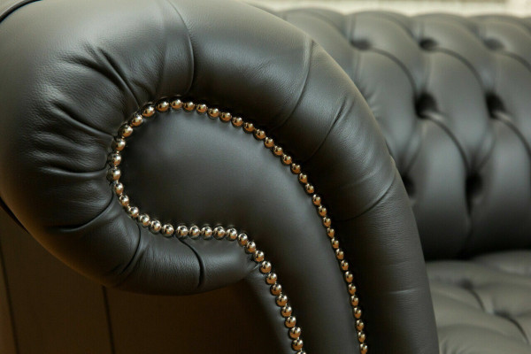 Sedačka Chesterfield z šedé kůže, designový třísedadlový gauč
