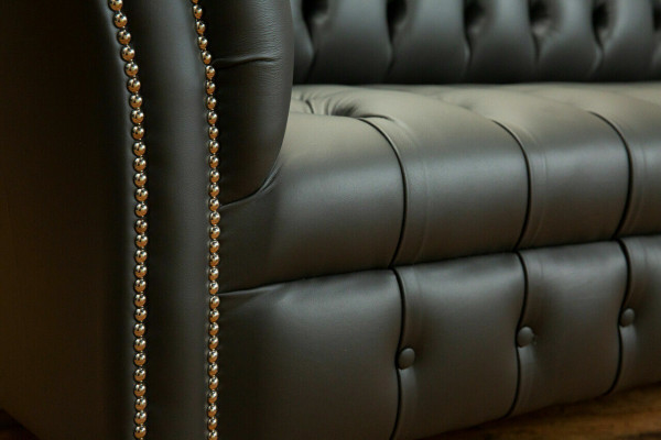 Sedačka Chesterfield z šedé kůže, designový třísedadlový gauč