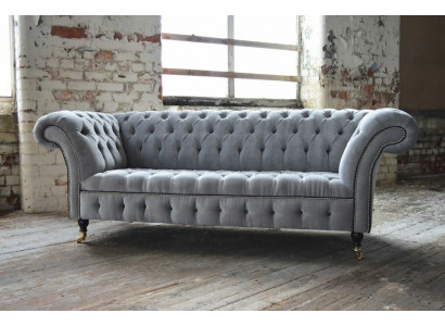 Elegantní sedací souprava Chesterfield v šedé barvě s třemi sedadly pro luxusní obývací pokoj.