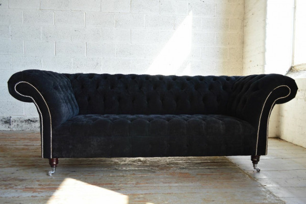Černý třímístný luxusní gauč do obývacího pokoje Chesterfield.