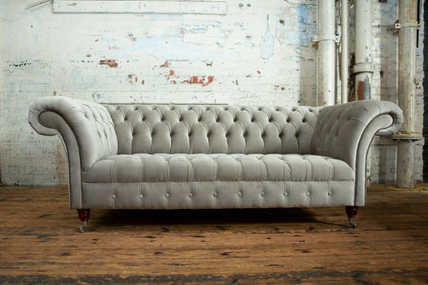 Elegantní světle šedý třímístný Chesterfield, luxusní obývací pokoj, 3-místný.